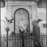 E dopo averci fatto ammirare l�antica edicola della Madonna posta un tempo in piazza Carabellese (e sostituita in seguito da una copia)...

(F. Alexander Turnbull Library, Welligton, NZ. Ref. DA-04516-F)